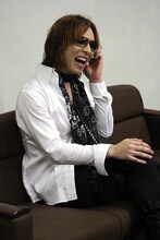 ライブ終演後の囲み取材より。YOSHIKIはスタッフに水を要求し、届いた350mlの水を一気飲みした。