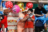 “2代目港カヲル”（写真中央／5月の渋谷C.C.Lemonホールワンマンライブで登場）の母親が運良くじゃんけん大会を勝ち抜き、ステージに2代目が登場することに。