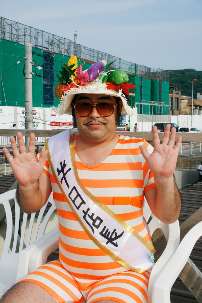 写真は8月15日に実施された「海の家半日店長」イベントでの港カヲル。