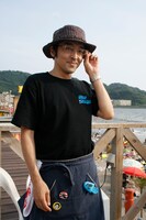 流し目のバイト君。