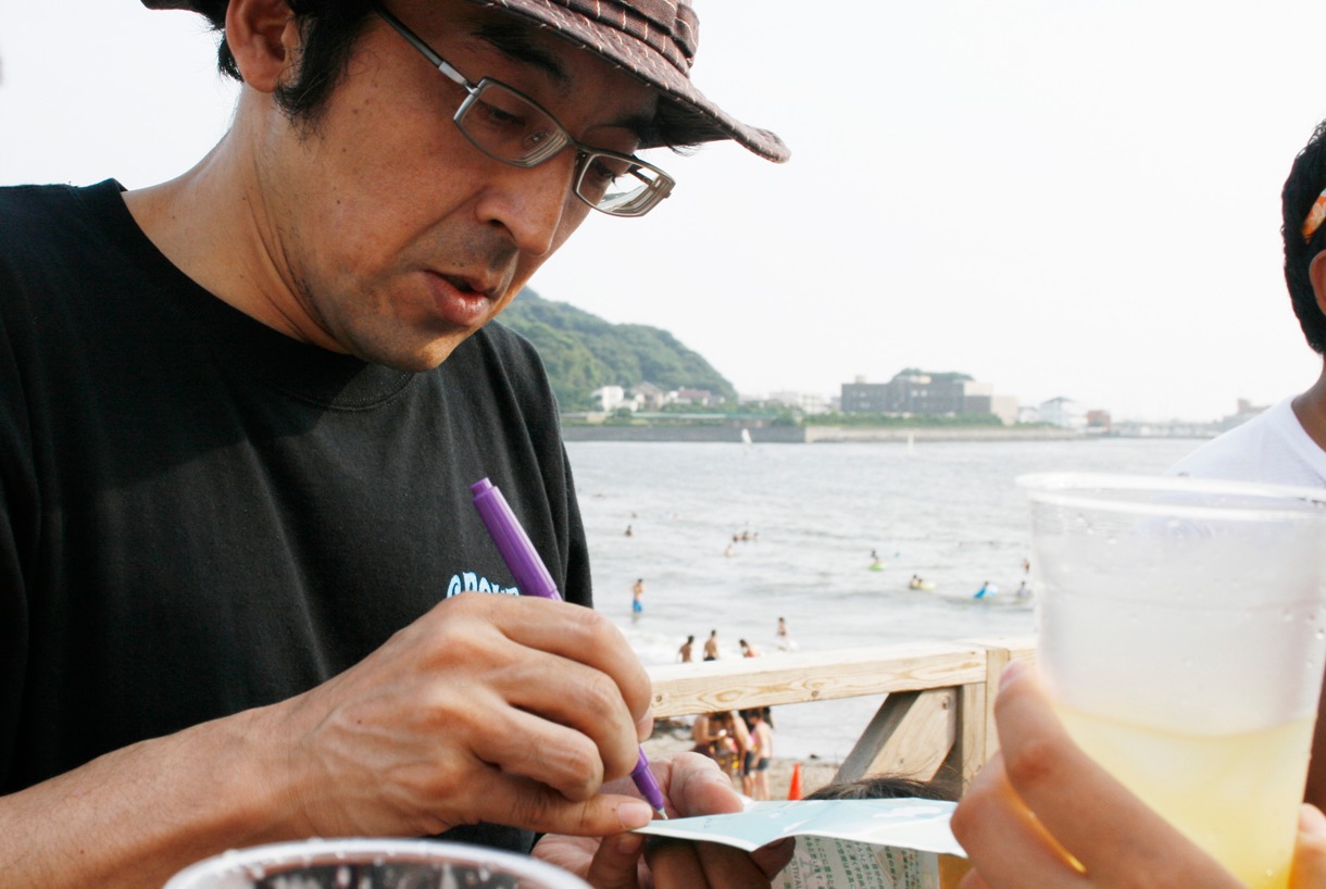 サインするバイト君。