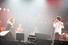 写真左からJUJU、久保田利伸。