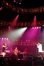 写真左からJUJU、久保田利伸。