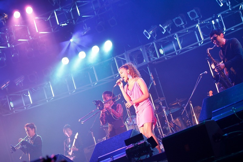 東京スカパラダイスオーケストラとCrystal Kay。