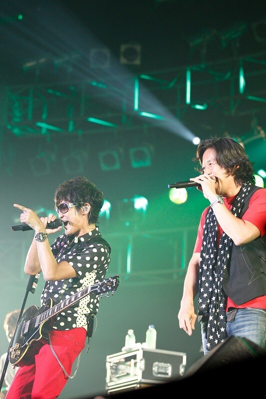 スガシカオ(写真左)とMummy-D(右)によるアルバム曲「ドキュメント2010」にはコアなファンも大喜び。2人は観客と「音楽は」「最高!」とコール&レスポンスを繰り返した。