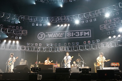 BCRにすっかりなりきっていた奥田民生（写真中央）は、第一声「30年ぶりぐらいに日本にやってまいりました。僕の日本語大丈夫ですかね」と話し、会場の笑いを誘った。