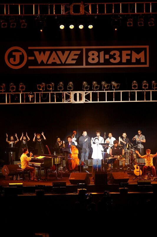 「僕スタンドマイクで歌うの生まれて初めてなんですよ」と意外な事実を明らかにした、昨日8月15日の初披露の模様。