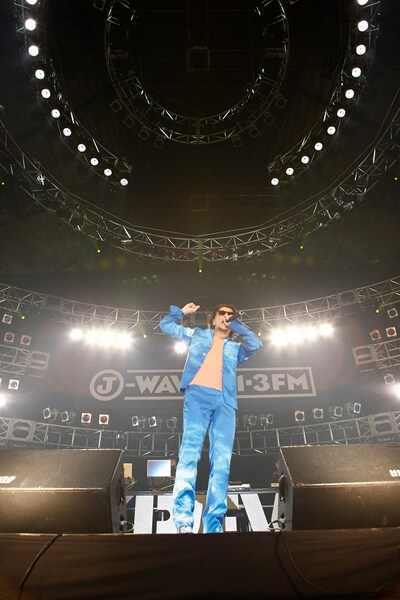 「結構俺のファンいるねぇ。15人くらいかと思ってたけど」とジョークも絶好だったKREVA。ファンにはおなじみの「イッサイガッサイ」のラストバースでは「なんだかんだ代々木に来れば 実際やっぱり楽しめた」に歌詞を変えた。