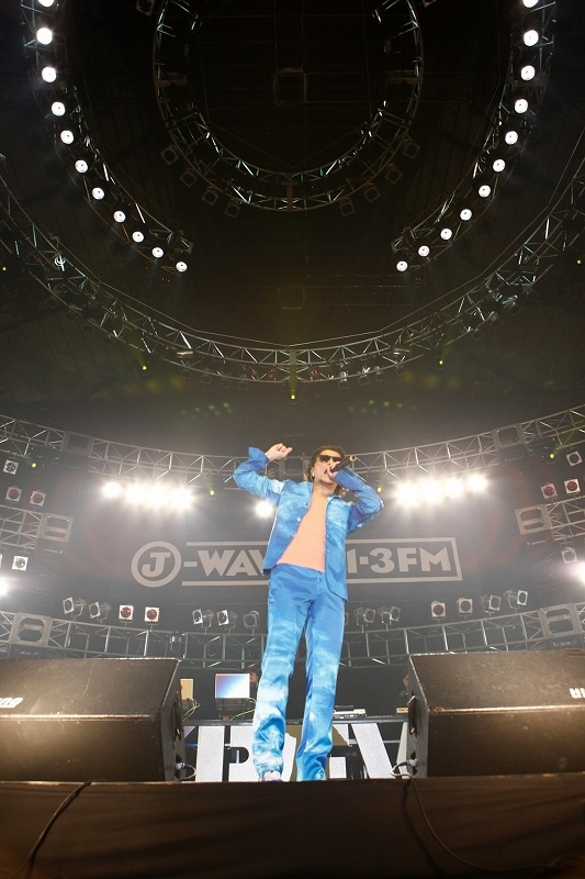 「結構俺のファンいるねぇ。15人くらいかと思ってたけど」とジョークも絶好だったKREVA。ファンにはおなじみの「イッサイガッサイ」のラストバースでは「なんだかんだ代々木に来れば 実際やっぱり楽しめた」に歌詞を変えた。