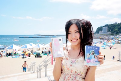 熱海サンビーチで記念撮影をする古川愛李（SKE48）。