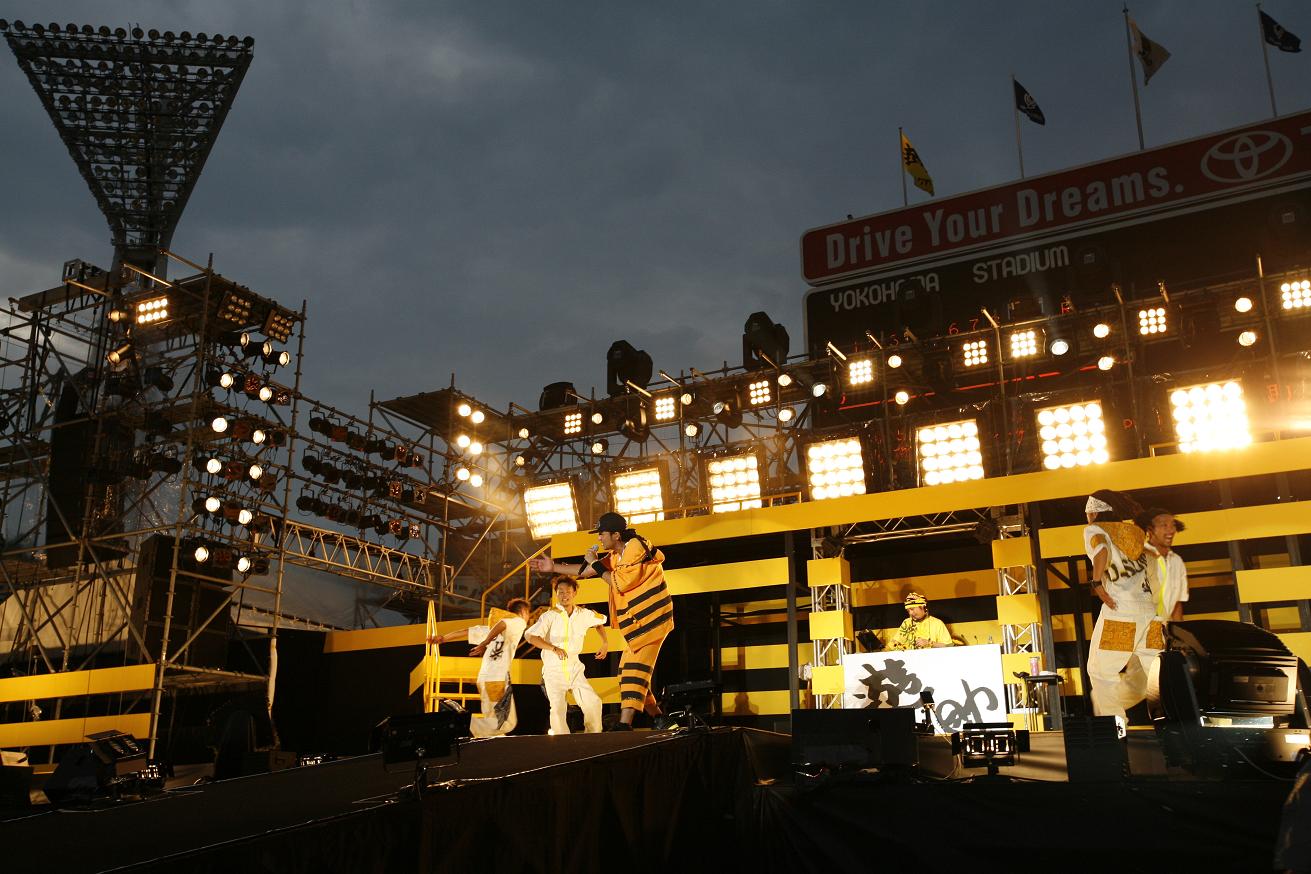 写真は8月14日のライブの様子。