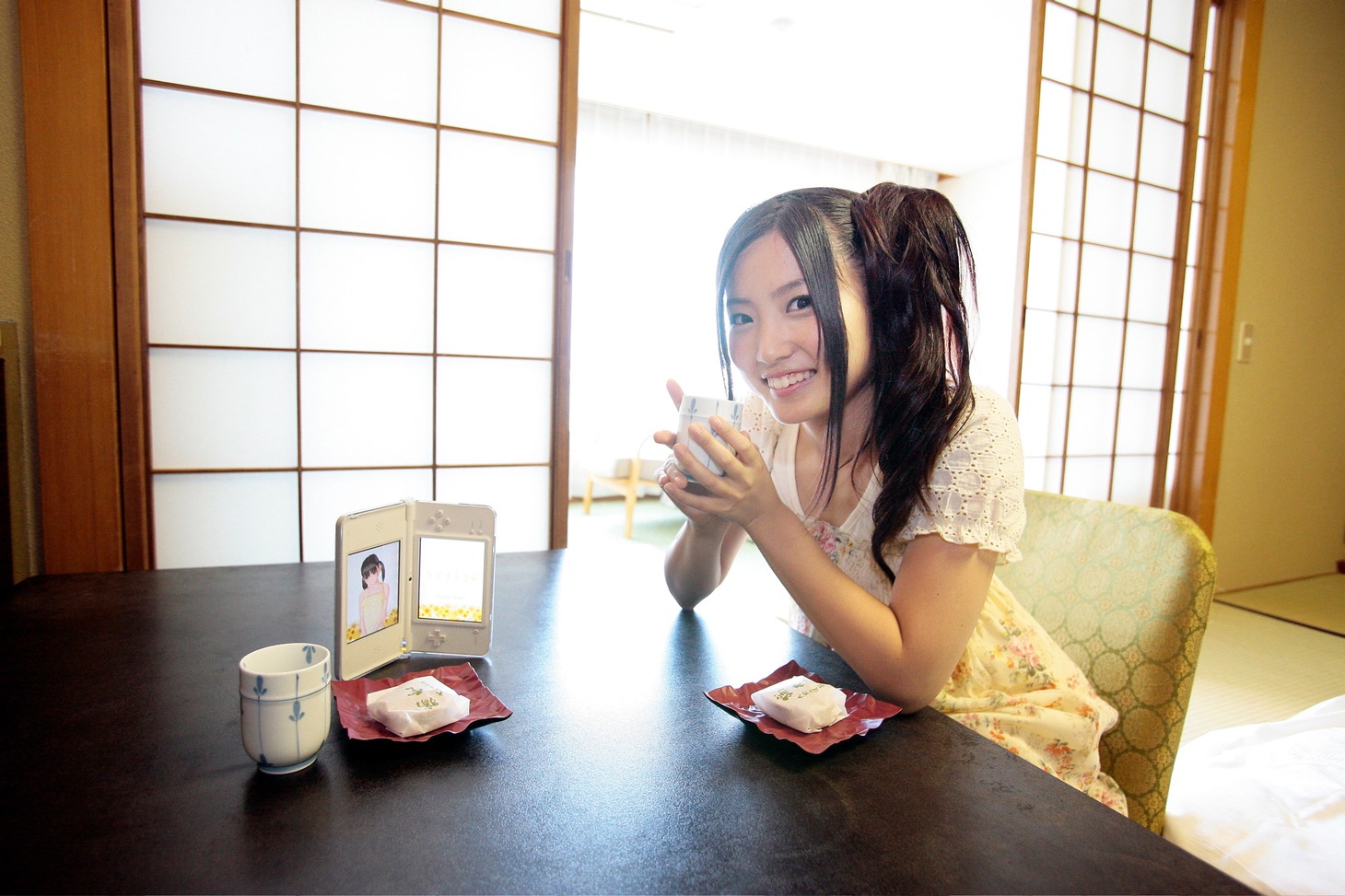 ホテル大野屋でひと息つく古川愛李。もちろんここでも「ラブプラス＋」姉ヶ崎寧々さんと一緒。