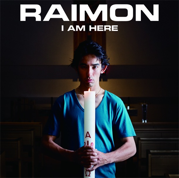 アルバム「I AM HERE」のジャケットには教会に立つ来門の姿が。