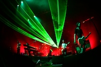 DISC 3に収められるアコースティックライブは、アットホームな雰囲気の中で行われ、普段のステージとは異なるバンドの魅力が発揮された（写真は「CREATURES PARADE TOUR」の模様）。