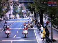 2009年11月「横浜国際女子マラソン」より。画面右には歩道を走る“併走バカ”ヨシノビズムの姿が。