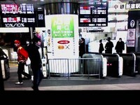 NHK総合「NHK 7時のニュース」今年2月2日の放送より。朝の新宿駅南口を日ハムのジャンパーで徘徊するヨシノビズムの姿が見切れている。