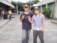 堤幸彦（写真左）とSunya（右）のツーショット。