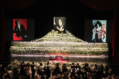 祭壇の中央には大佑が愛用していたマイクとお立ち台が赤い絨毯の上に設置された。