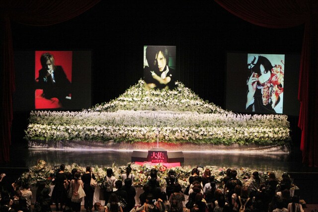 祭壇の中央には大佑が愛用していたマイクとお立ち台が赤い絨毯の上に設置された。