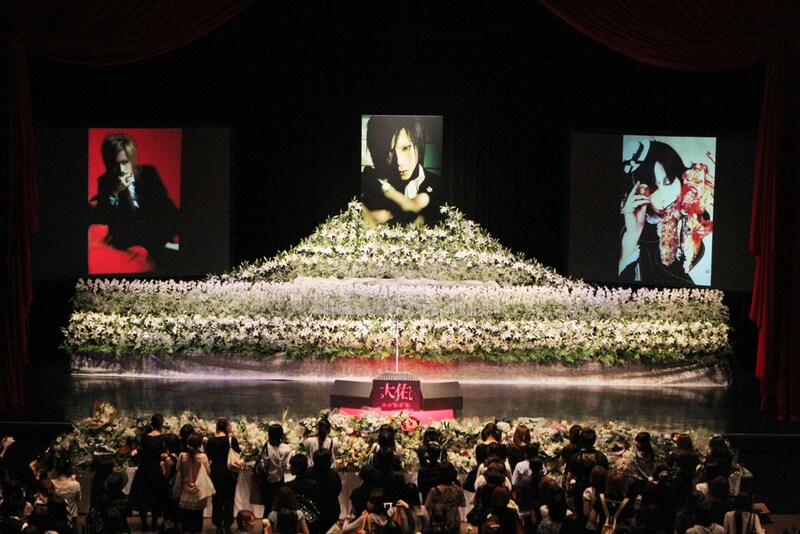 祭壇の中央には大佑が愛用していたマイクとお立ち台が赤い絨毯の上に設置された。