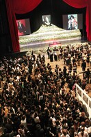 写真は献花式の模様。