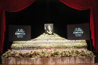 写真は献花式の模様。