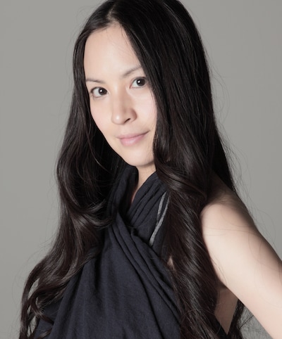 カヒミは8月8日に行われた「WORLD HAPPINESS 2010」に出演。最新アルバム「It's Here」から4曲を披露した。