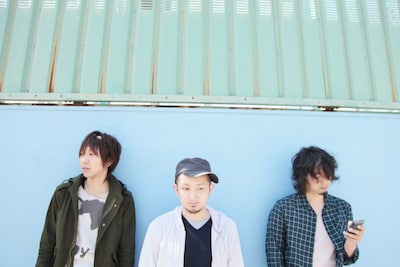 フロントマンの海北（写真右）は、今月中旬から弾き語りツアー「ひとりはみんなのために弾き語る」を開催。