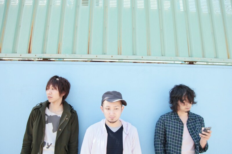 フロントマンの海北（写真右）は、今月中旬から弾き語りツアー「ひとりはみんなのために弾き語る」を開催。