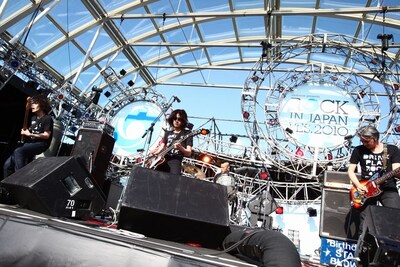 イマイはチバに誘われる形でThe Birthdayに参加。5年間にわたり、バンドのリードギタリストとして活躍した（写真はイマイのThe Birthdayメンバーとして最後のステージとなった「ROCK IN JAPAN FESTIVAL 2010」のライブの模様）。