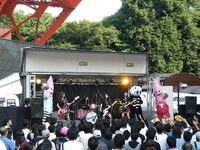 パカッと開いた“玉手箱”の中でライブを披露するSCANDAL。ノッポン兄弟とキャン太もゴキゲンだ。