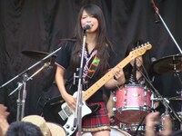 「朝10:00の告知にもかかわらずこんなに集まってくれてうれしいです。ありがとうございます！」とボーカル＆ギターのHARUNA。