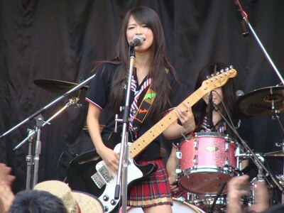 「朝10:00の告知にもかかわらずこんなに集まってくれてうれしいです。ありがとうございます！」とボーカル＆ギターのHARUNA。