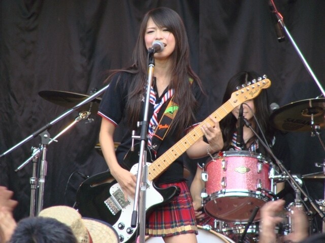 「朝10:00の告知にもかかわらずこんなに集まってくれてうれしいです。ありがとうございます！」とボーカル＆ギターのHARUNA。
