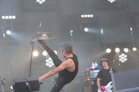 シンバルキックをキメる吉川晃司。