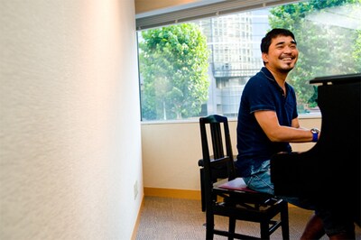 インタビュー後にピアノを弾く石野卓球。