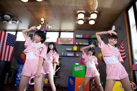 「同じ時給で働く友達の美人ママ」のビデオクリップ撮影の様子。