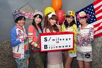 現在23歳の辻希美（写真中央）は、7～10歳しか違わないスマイレージとの共演について「“美人ママ”と言われて違和感がありますが……（笑）」とコメント。