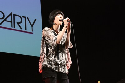 オーディエンスを前に熱唱するAIRI。