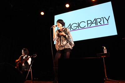 貴重なアコースティックスタイルでのパフォーマンスを披露するMAGIC PARTY。