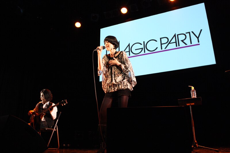 貴重なアコースティックスタイルでのパフォーマンスを披露するMAGIC PARTY。