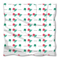 アルバム初回限定盤特典の大判フロシキは、普段使いも可能なおしゃれなデザイン。