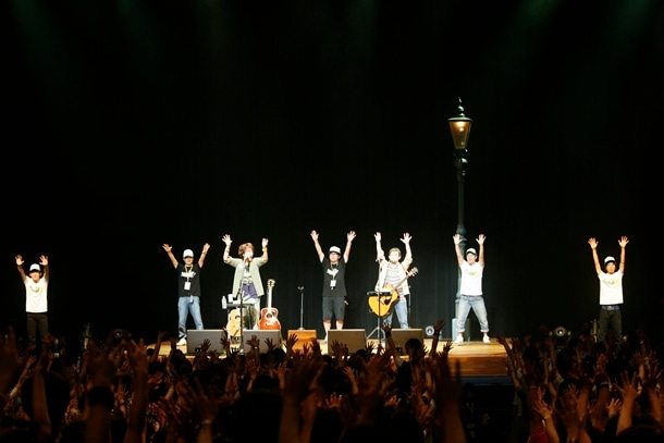 「シュミのハバ」で登場したスタッフダンサーズ。急遽呼び出されたメンバーもおり、北川は「これは予定にありませんでしたー（笑）」とサプライズ企画だったことを明かした。