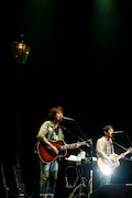 ライブ前半は客席の照明も点いたままで、ステージ上の演出もほとんどなし。路上時代さながらの雰囲気を醸し出していた。