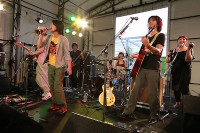 写真は昨年8月に東京・新木場STUDIO COASTで行われた「Spitz×VINTAGE ROCK presents 新木場サンセット 2010」でのジョン・B＆ザ・ドーナッツ！のライブの模様。