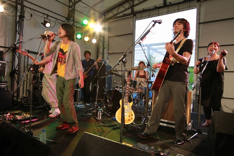 写真は昨年8月に東京・新木場STUDIO COASTで行われた「Spitz×VINTAGE ROCK presents 新木場サンセット 2010」でのジョン・B＆ザ・ドーナッツ！のライブの模様。