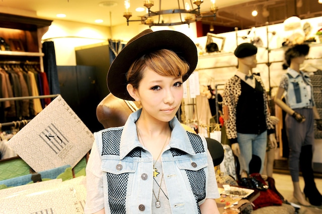 この日は、オープン記念のノベルティであるオリジナルトートバッグを購入者へ直接プレゼントしたミリヤ。