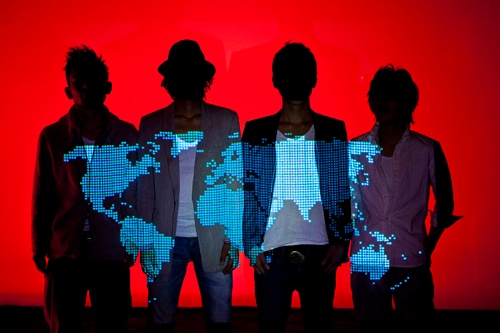 先日ユーザー自らが収録曲を選ぶ“オーダーメイドアルバム”を12月にリリースすることを発表したばかりのFoZZtone。