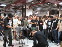 今週の人気の画像1位は「暴動寸前！非常階段インストアライブでHMV渋谷超満員」よりコサカイフミオ（左）、JOJO広重（中央下）、JUNKO（中央上）。