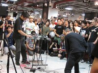 今週の人気の画像10位は「暴動寸前！非常階段インストアライブでHMV渋谷超満員」より非常階段。